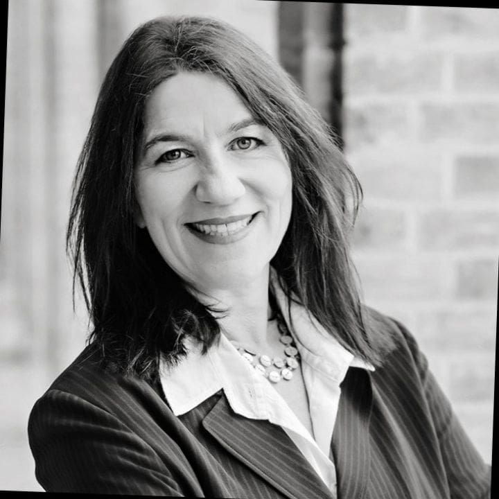 Jessica: Experienced Commercial Lawyer